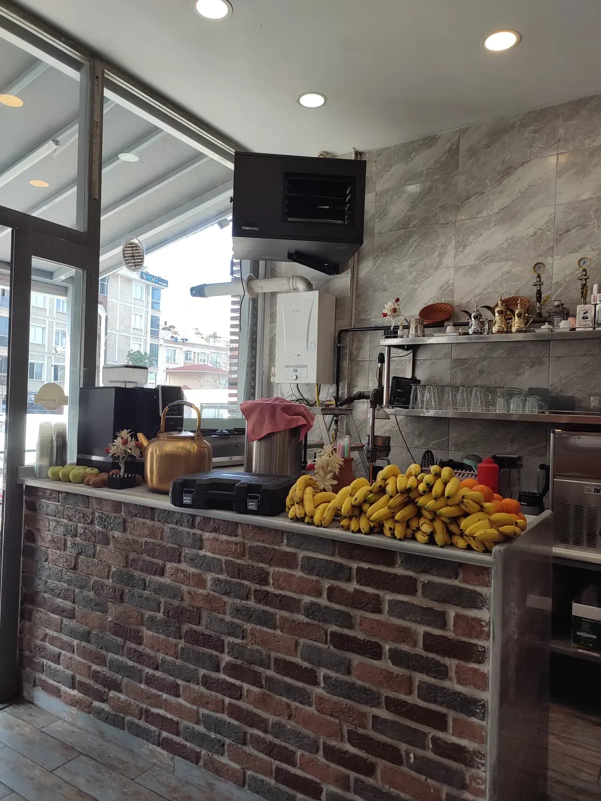 Kafe / Restoran / Teras — gerçek montaj